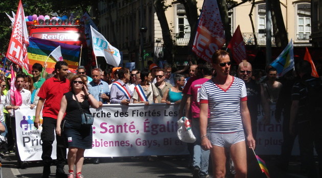 Cortège associatif en tête de la Marche des Fiertés LGBT de Lyon, juin 2012 (© Vergine Keaton)
