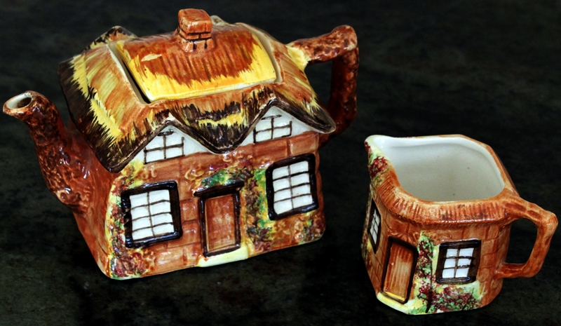 kitsch Price_Kensington_Cottage_Ware Cottage-shaped tea pot and milk jug heteroclite copyright Matthias Blume