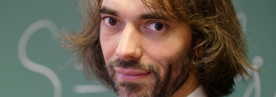 Cedric_Villani_at_his_office in_2015 © Marie-Lan Nguyen Wikimedia Commons CC-BY 3.0