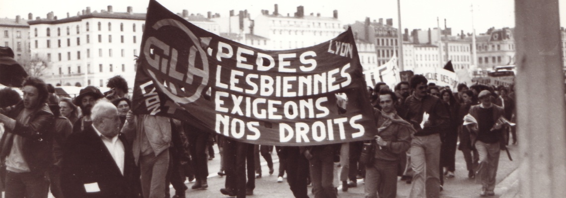 Presque 40 ans après son adoption, la loi du 4 août 1982 est parfois présentée, à tort, comme celle qui a rendu légale l’homosexualité en France.